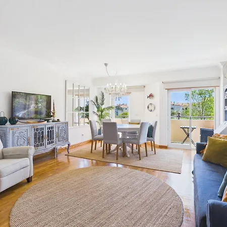 Spacious 3br W/ Balcony Near | By Airnest 卡尔卡维洛斯