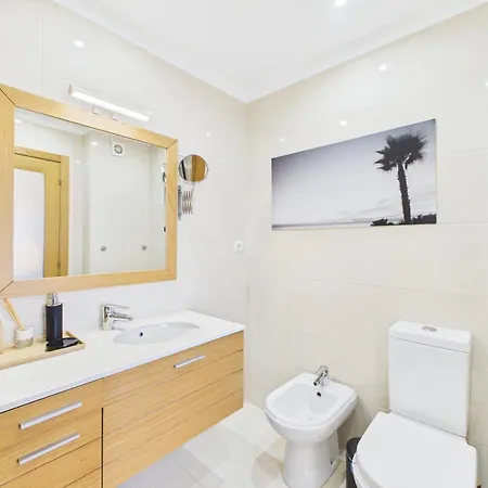 Spacious 3br W/ Balcony Near | By Airnest 公寓