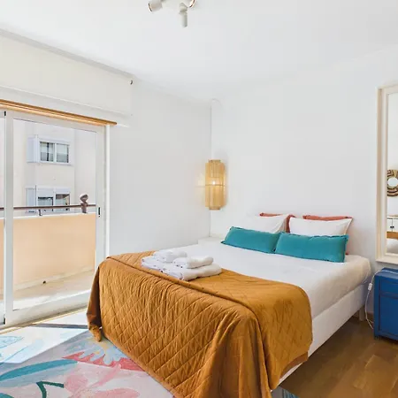 Spacious 3br W/ Balcony Near | By Airnest * 卡尔卡维洛斯