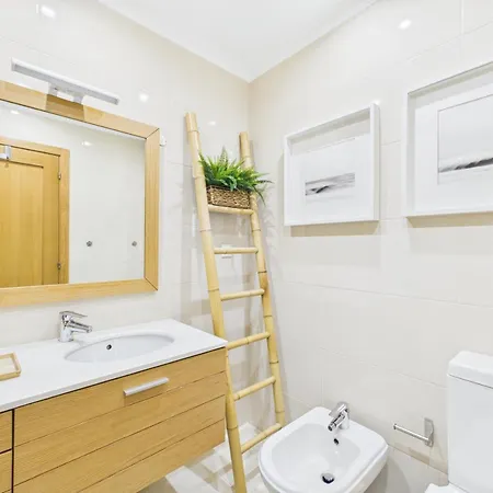 Spacious 3br W/ Balcony Near | By Airnest * 卡尔卡维洛斯