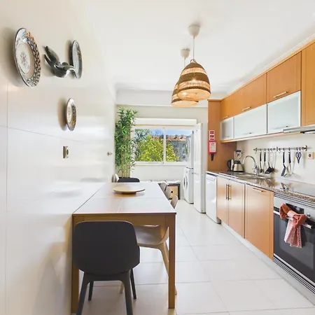 Spacious 3br W/ Balcony Near | By Airnest Appartamento