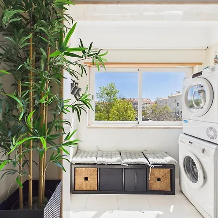 Spacious 3br W/ Balcony Near | By Airnest 公寓 *