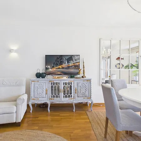 Spacious 3br W/ Balcony Near | By Airnest Carcavelos (Lisbon)